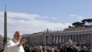 Pápež vyzval veriacich, aby sa radili s Bibliou rovnako často, ako si píšu sms