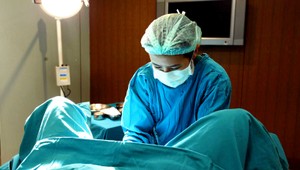 Rómsku ženu po pôrode sterilizovali. Dostala odškodné 16 tisíc eur