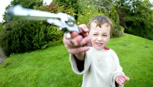 Chlapec (14) mal pri sebe zbraň. Pre vlastnú ochranu...