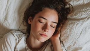 Pravda, ktorú by ste mali vedieť: Naozaj sa vám začnú tvoriť vrásky, ak spíte na boku?