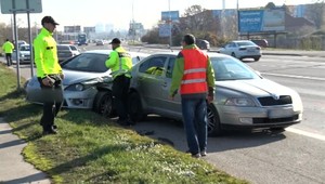 Vodička zrazila policajta, ktorý práve pokutoval. V šoku v jazde pokračovala