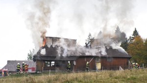 Koliba začala horieť, keď domáci robili zabíjačku. Škody presiahli sumu 60 tisíc eur
