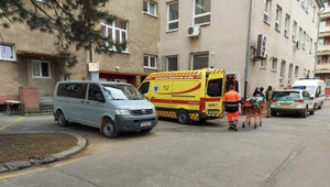 FOTO: Jankovská sa po zadržaní kukláčmi zrútila. Skončila v trenčianskej nemocnici