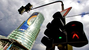 Komerčné banky pri prognózach rastu slovenskej ekonomiky brzdia. Ministerstvo vyčkáva