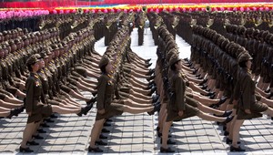 VIDEO: Severná Kórea oslávila výročie veľkolepými vojenskými prehliadkami