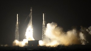 SpaceX dopraví na budúci rok dvoch ľudí k Mesiacu