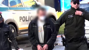 Muž, ktorý so vzduchovkou a motorovou pílou ohrozoval svoju rodinu, sa postavil pred súd