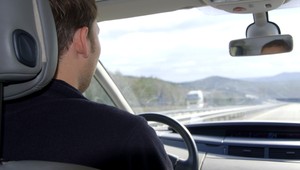 Používate svoje auto ako odpadkový kôš? Pozor, aby ste nedopadli ako tento vodič