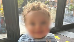 Krutý osud ročného chlapčeka. Za vraždu a zneužívanie odsúdili adoptívneho otca