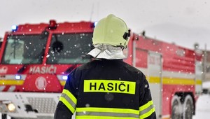 Hasiči likvidovali požiar garáže pri rodinnom dome. Evakuovali tri osoby a psa