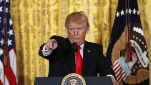 Donald Trump robí Ameriku stále menšou a slabšou