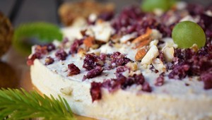 Priprav si parádny raw syr s brusnicami a orechmi