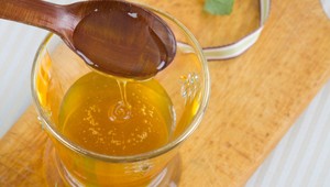 Pridajte si do vody lyžičku medu a uvidíte, čo sa stane: Uložený tuk sa vám rýchlejšie rozpustí