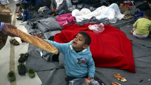 Na macedónsko-gréckej hranici vzniká stanové mesto, utečenci sa udomácňujú