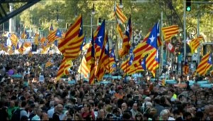 Španielsko čiastočne prevezme kontrolu nad Katalánskom. V uliciach protestujú tisícky ľudí