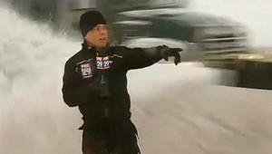 VIDEO. Reportéra zavalil počas živého vstupu sneh