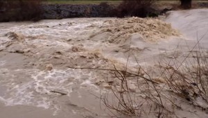 Záplavy, nárazový vietor, dážď na jednej strane. Na tej druhej zaplavené polia a cesty a postŕhané strechy