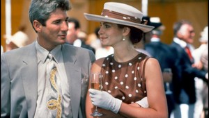 Spomínate si na tieto šaty z filmu Pretty Woman? Julia opäť zažiarila v podobnom outfite