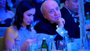 Pred rokom plesal s manželkou, tento rok s milenkou