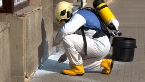 Podozrivý prášok pred potravinami vydesil obyvateľov, na miesto dorazili experti