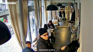 Zlodej sa v reštaurácii prehrabával v bundách zákazníkov, vzal 700 eur