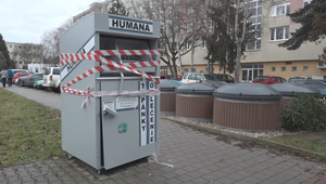 Povinný zber textilného odpadu: Vandali zničili jeden z nových kontajnerov