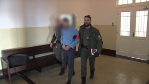 Na zemi bolo množstvo krvi. Muž sa dorezal priamo v budove súdu