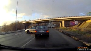 Riskantný manéver policajtov spôsobil nehodu. Všetko zachytila kamera