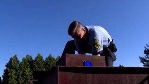 Kuriózny prípad v Prievidzi. Policajti zachraňovali bezdomovca, ktorý uviazol v kontajneri