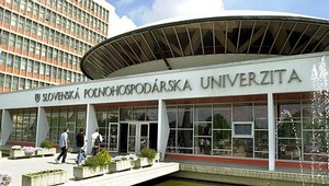 Študent v Nitre si chcel kúpiť skúšku za 700 eur. Vybaviť ju mal bývalý prodekan