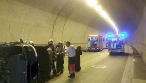 Pri nehode v tuneli Sitina sa prevrátilo auto. Na mieste zasahujú hasiči