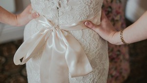 Vysnívané svadobné šaty si dala ušiť: Keď jej ich krajčírka ukázala, neverila vlastným očiam!