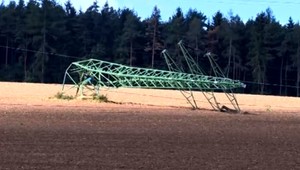 Víchrica Fabienne ničila i zabíjala. Na ženu v kempe spadol strom