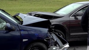 Auto narazilo do kamióna a následne do ďalšieho auta. Dvaja vodiči sa zranili vážne