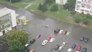 Slovenskom sa prehnala silná búrka. Hasiči zasahovali do neskorej noci