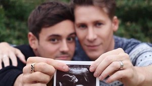 Slávny olympionik a oscarový scenárista sa stanú rodičmi