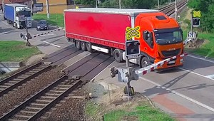 Kamionista išiel na červenú, prerazil závoru