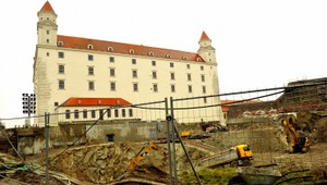Garáže na Bratislavskom hrade dostavajú, pamiatkári v nich chcú kultúru