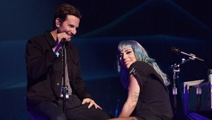 Prvýkrát NAŽIVO! Bradley Cooper prekvapil fanúšikov počas koncertu Lady Gaga