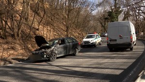 Zrážke kamiónu a auta sa nepodarilo zabrániť. Dopravu riadili policajti