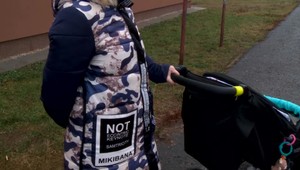 Pyrotechnika zasiahla mamu s dvoma deťmi. Pri ich ochrane utrpela popáleniny