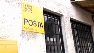 Pred súd sa postavia traja muži. Prepadli poštárku