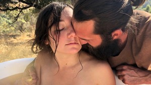 Šokujúce FOTO z pôrodu: Dieťa priviedla na svet pod holým nebom bez lekárov