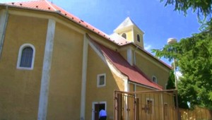 Zhorel interiér jedného z najstarších kostolov na Slovensku