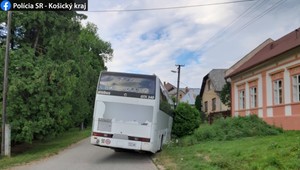 Kuriózna dopravná nehoda. Vodič autobusu skončil v jarku