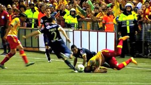 Chudák útočník! Brutalita na druhú! Skoro mu zlomili nohu i odkopli hlavu!