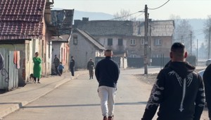 Hromadná bitka v osade: Sto ľudí sa bilo palicami aj mačetami, zranený je aj 6-ročný chlapec