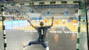 Batman z futsalovej brány! Neskutočný zákrok, zákony gravitácie v kýbli!