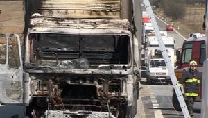 Horel kamión so sadrokartónom