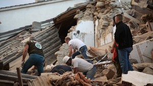 V Taliansku vytiahli spod trosiek po zemetrasení živého kocúra